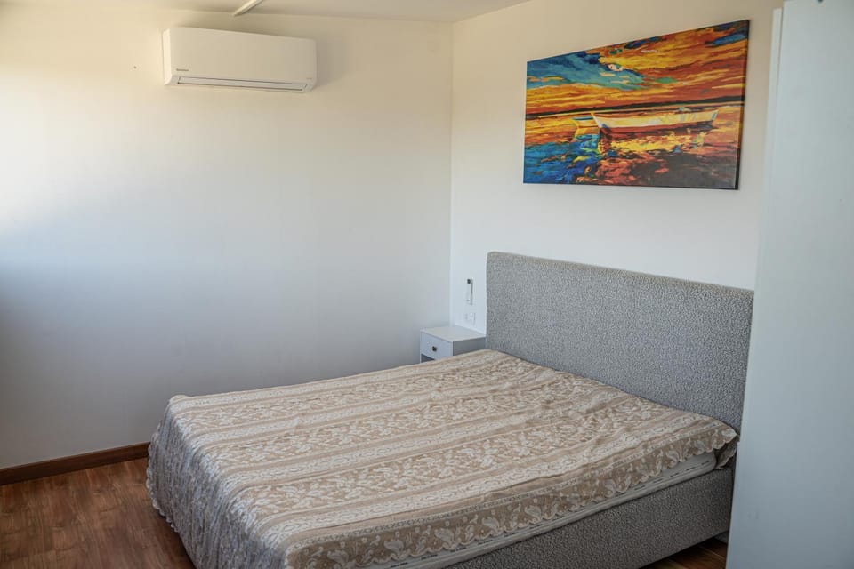 Bed, Photo of the whole room, Bedroom, air conditioner
