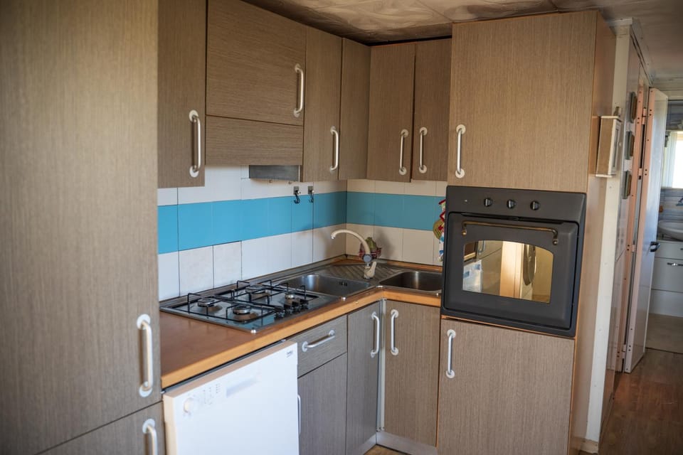 Kitchen or kitchenette, dishwasher, stove