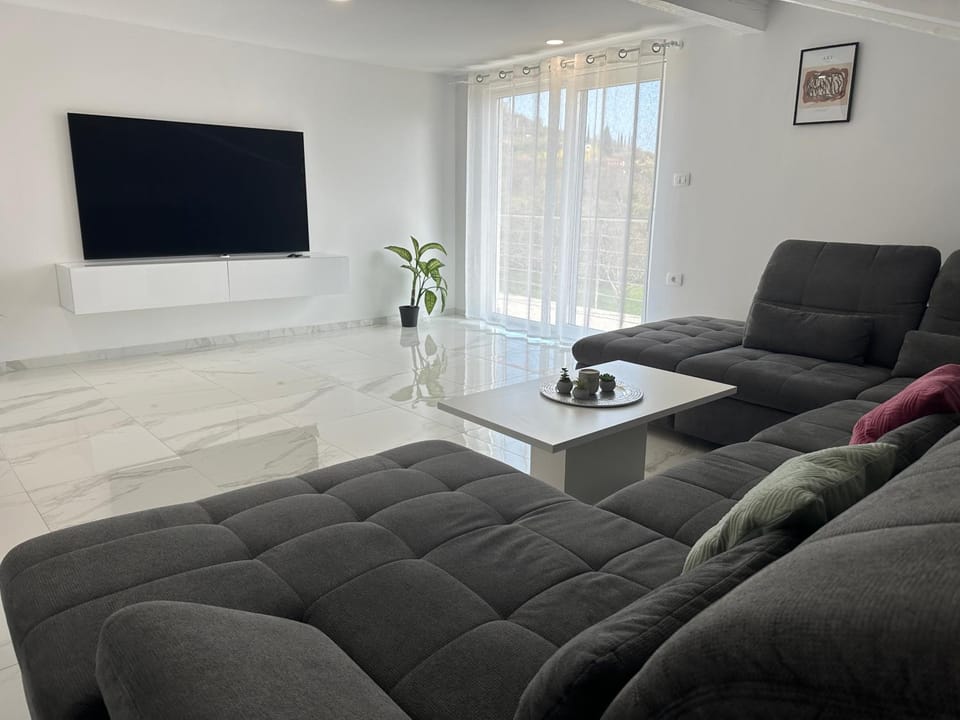 TV and multimedia, Living room, Seating area