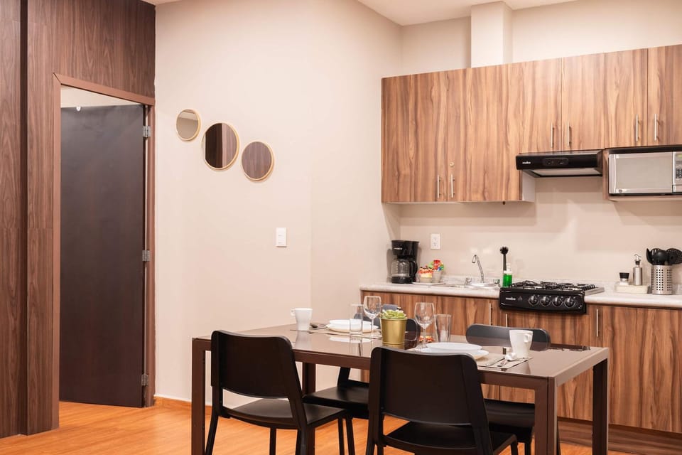 Kitchen or kitchenette, Dining area