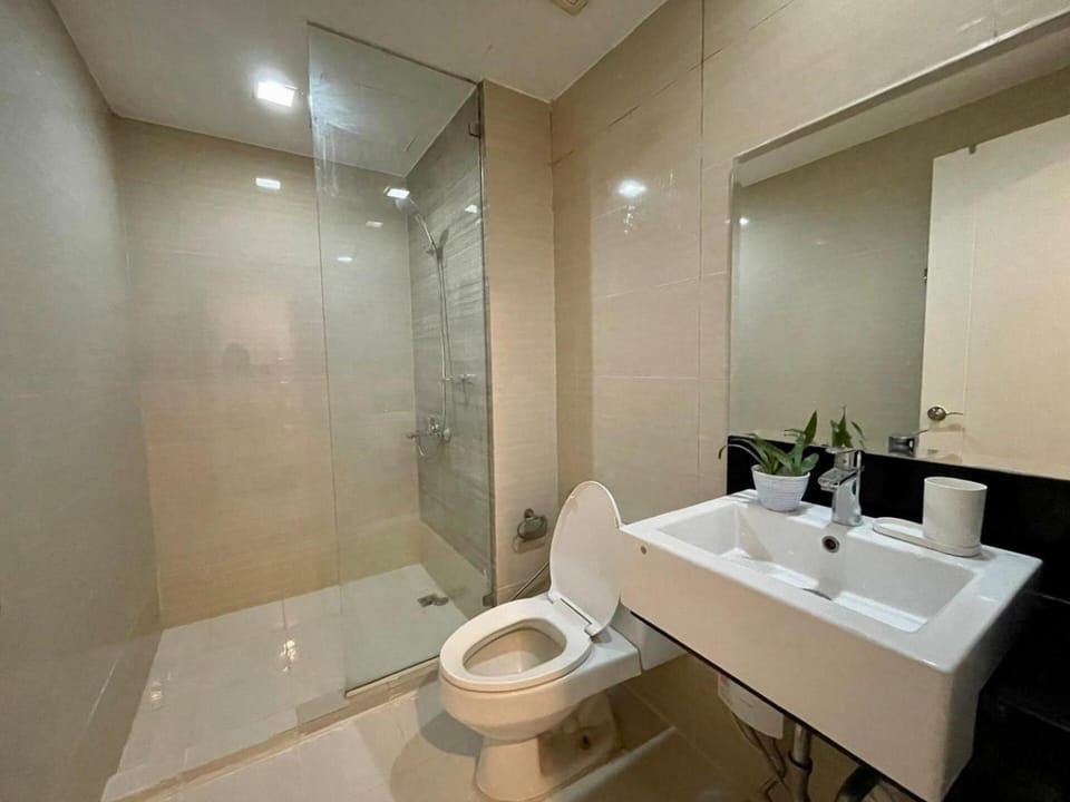 Luxury Bgc Condo Near Venice Mall #vlra22e House in Makati