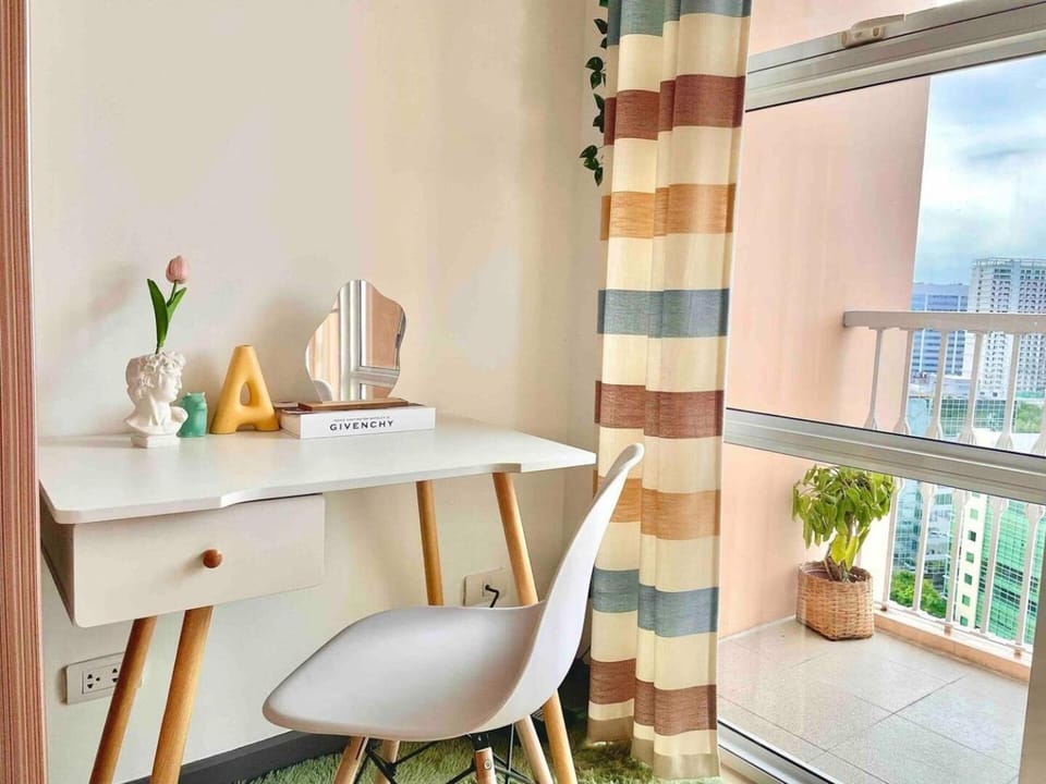 Luxury Bgc Condo Near Venice Mall #vlra22e House in Makati