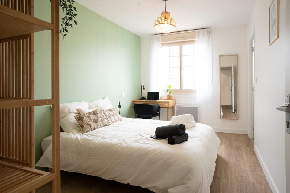 Photo of the whole room, Bedroom