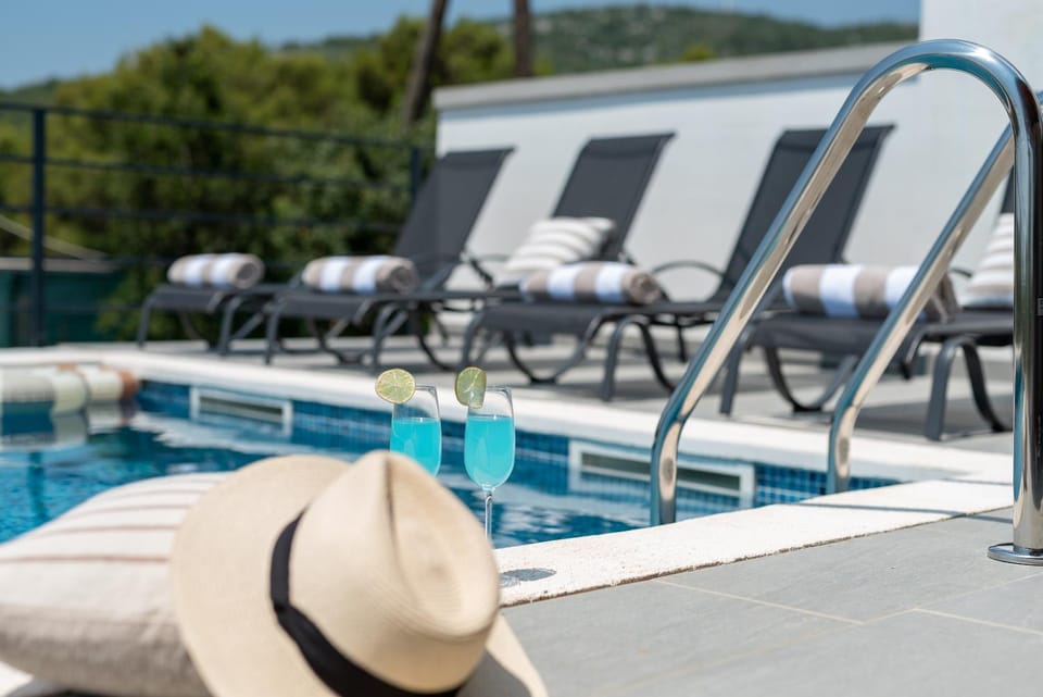 Day, Pool view, Swimming pool, sunbed