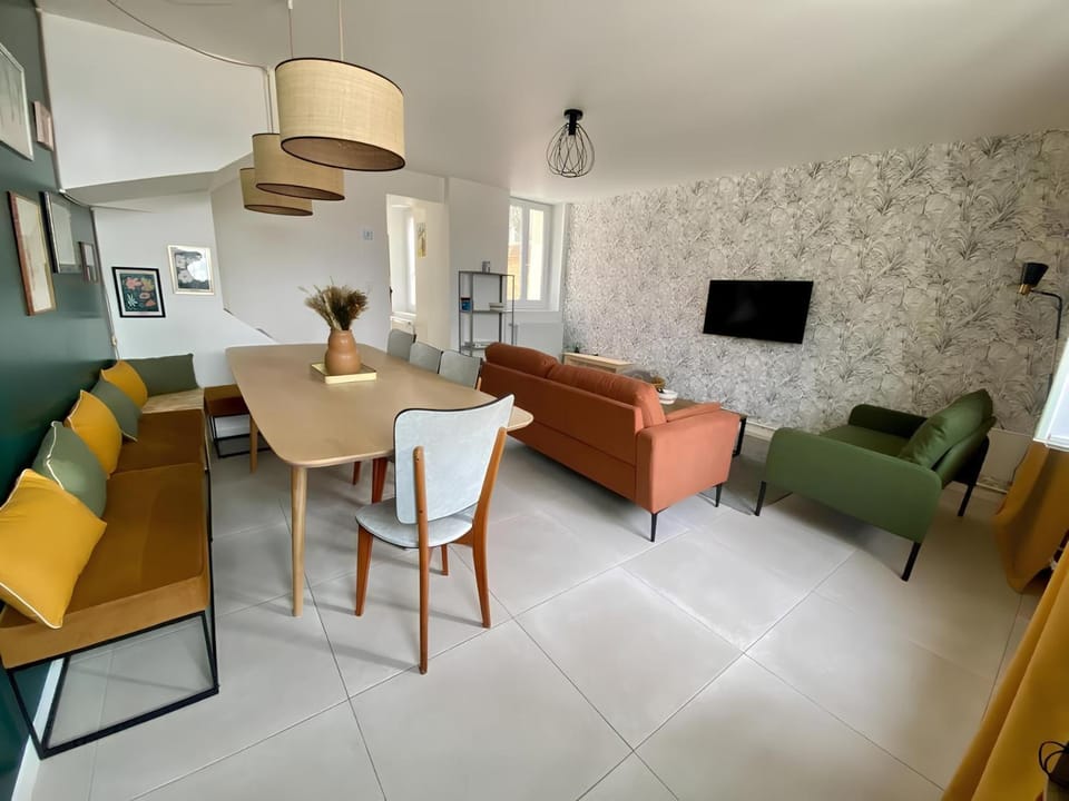 Communal lounge/ TV room, TV and multimedia, Living room, Seating area, Dining area