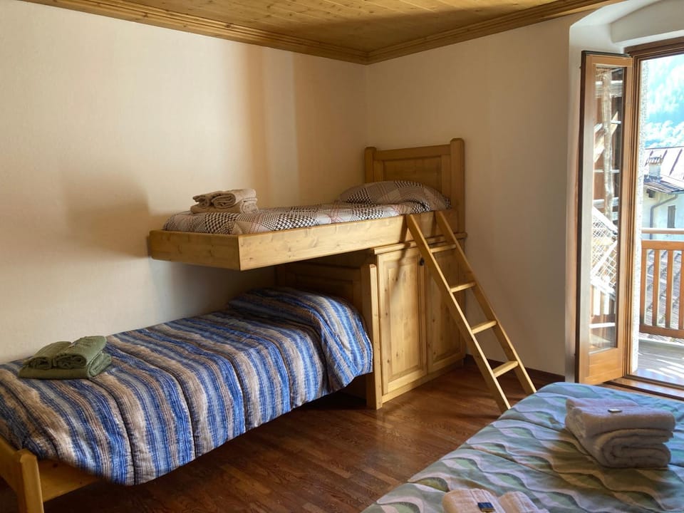 Bedroom, bunk bed