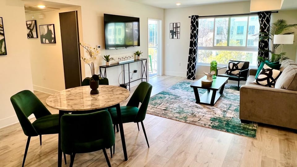Century City Chic 4 sleep free parking 402 Apartment in Westwood