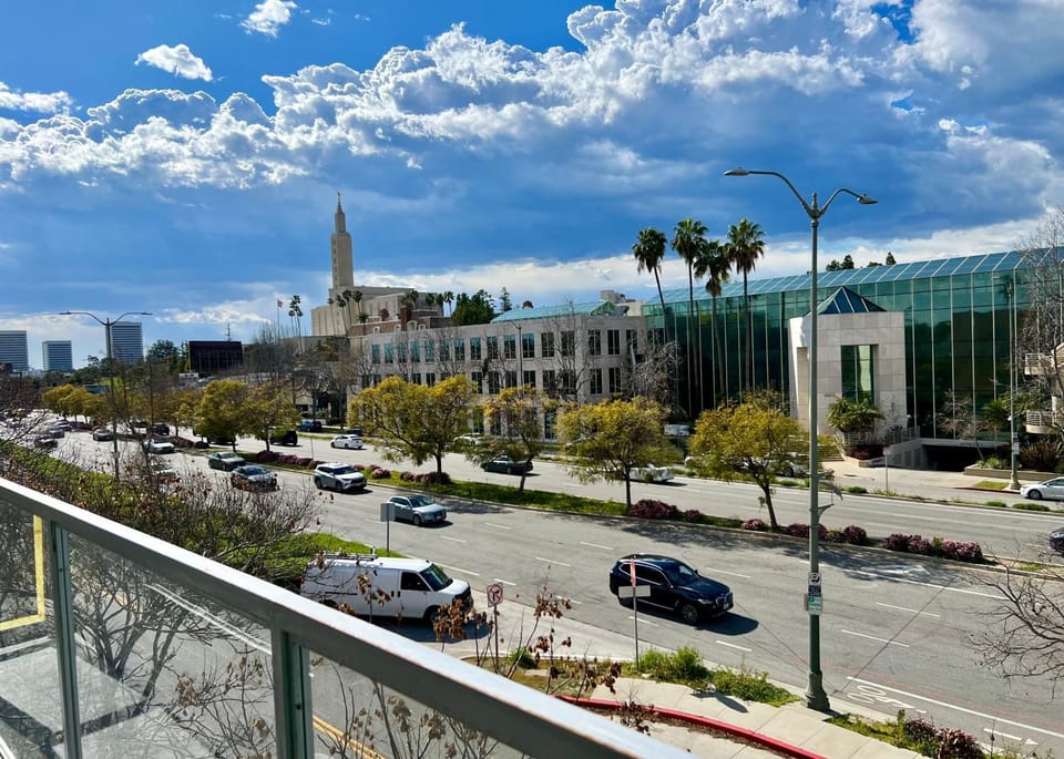 Century City Chic 4 sleep free parking 402 Apartment in Westwood
