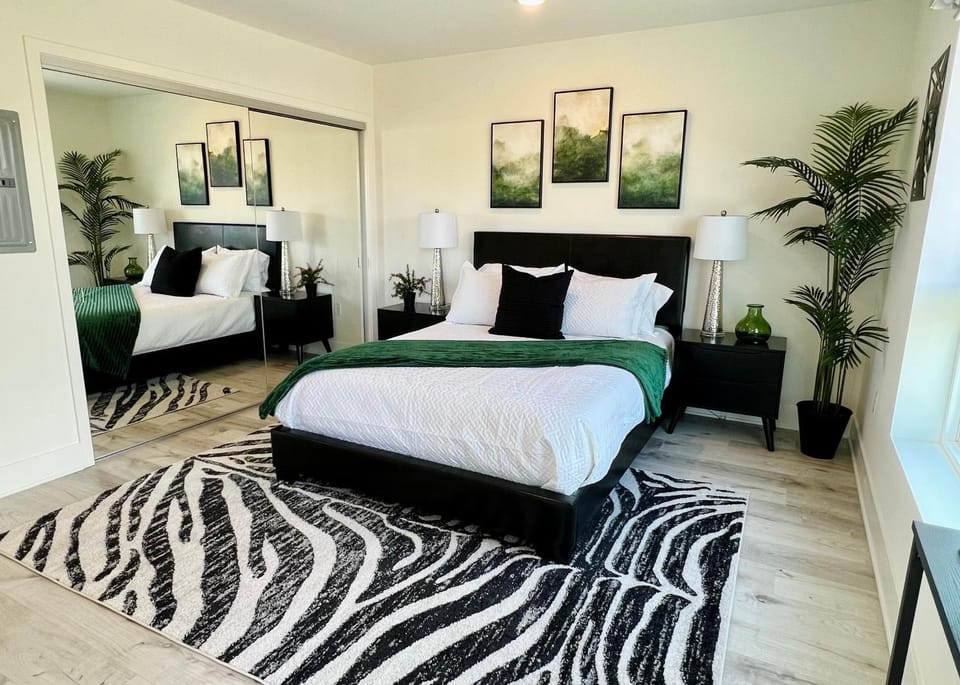 Century City Chic 4 sleep free parking 402 Apartment in Westwood