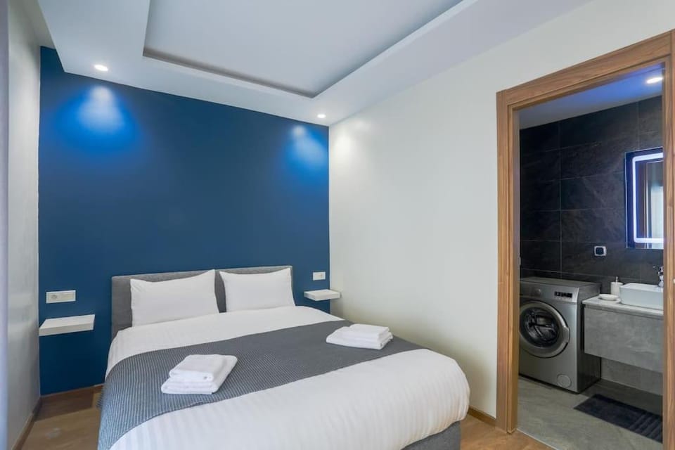 Bed, Photo of the whole room, Bedroom, towels, washing machine