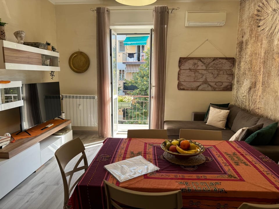Living room, Photo of the whole room, Seating area, Dining area, pet friendly, air conditioner