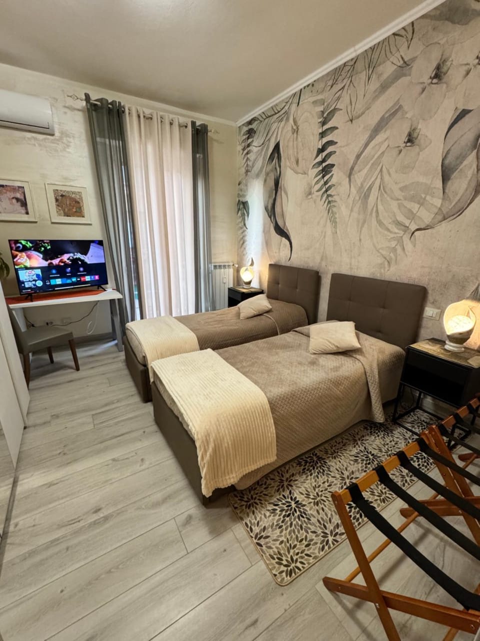 Bed, TV and multimedia, Photo of the whole room, Seating area, Bedroom, air conditioner