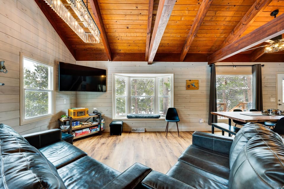 Quiet + Peaceful Home in Allenspark w/ Deck! House in Allenspark