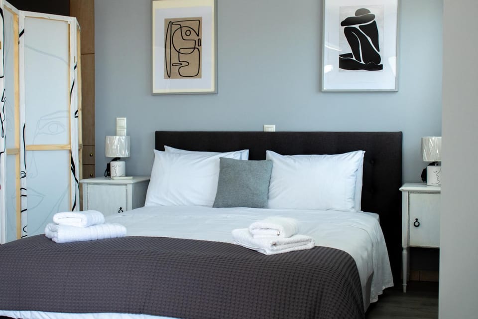 Bed, Photo of the whole room, Decorative detail, Bedroom, towels
