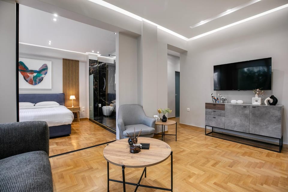 Bed, TV and multimedia, Living room, Seating area, Bedroom