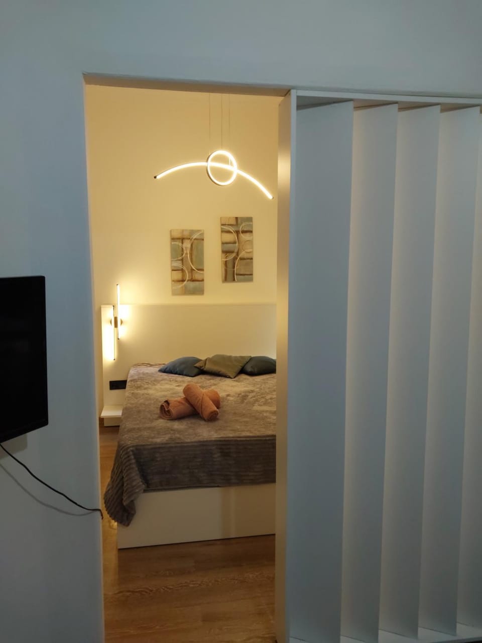 Bed, TV and multimedia, Photo of the whole room, Bedroom