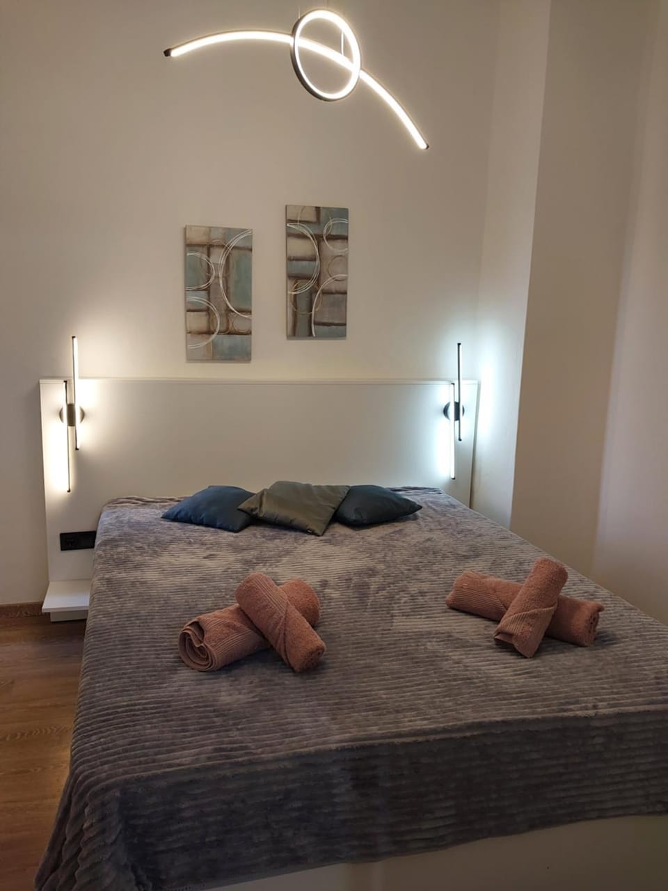 Bed, Photo of the whole room, Bedroom, towels