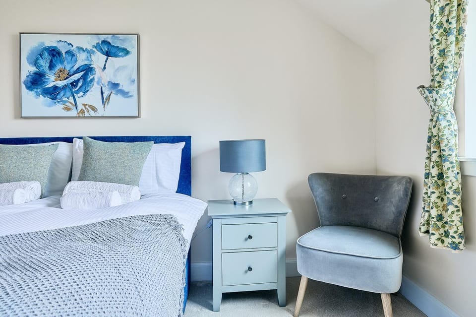 Bed, Seating area, Bedroom