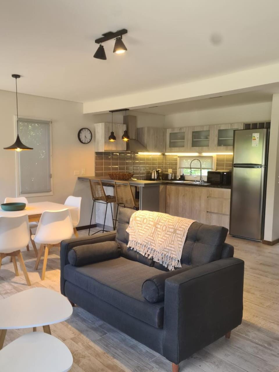 Kitchen or kitchenette, Living room, Dining area, minibar, pet friendly