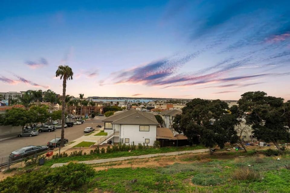 Casa Amore -2BR- FREE Driveway parking for 3 cars Apartment in San Diego