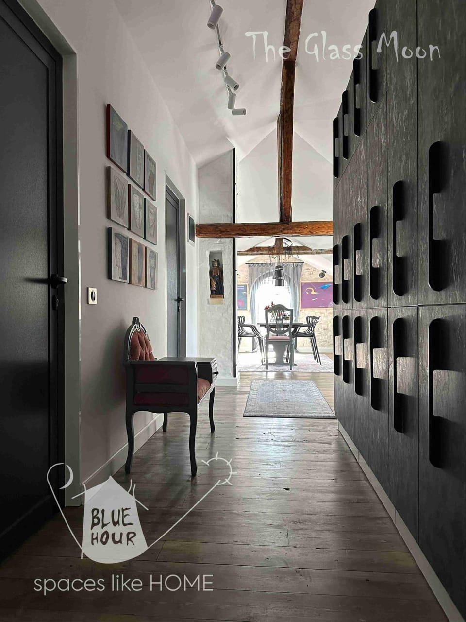 Photo of the whole room, Decorative detail, Seating area, Text overlay