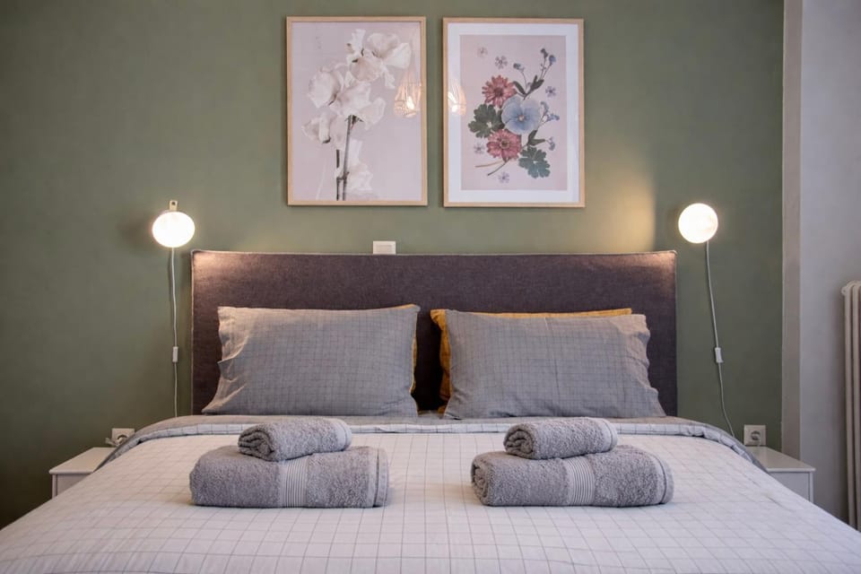 Bed, Bedroom, towels