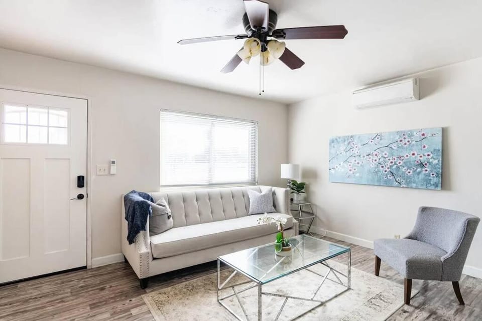 Casa Italia -2BR- FREE Driveway parking for 2 cars Apartment in San Diego