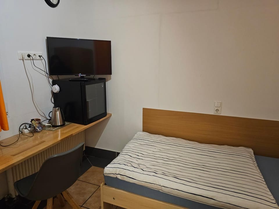 Bed, TV and multimedia, Photo of the whole room, Bedroom, oven