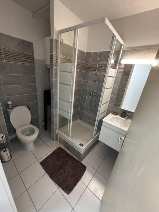 Shower, Toilet, Bathroom, towels