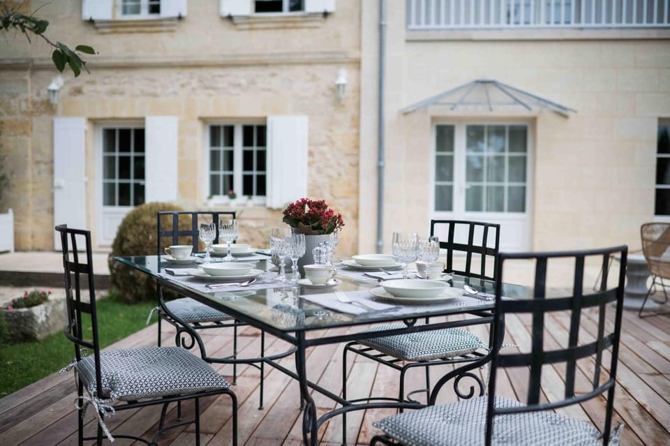 Property building, Patio, Balcony/Terrace, Seating area, Dining area