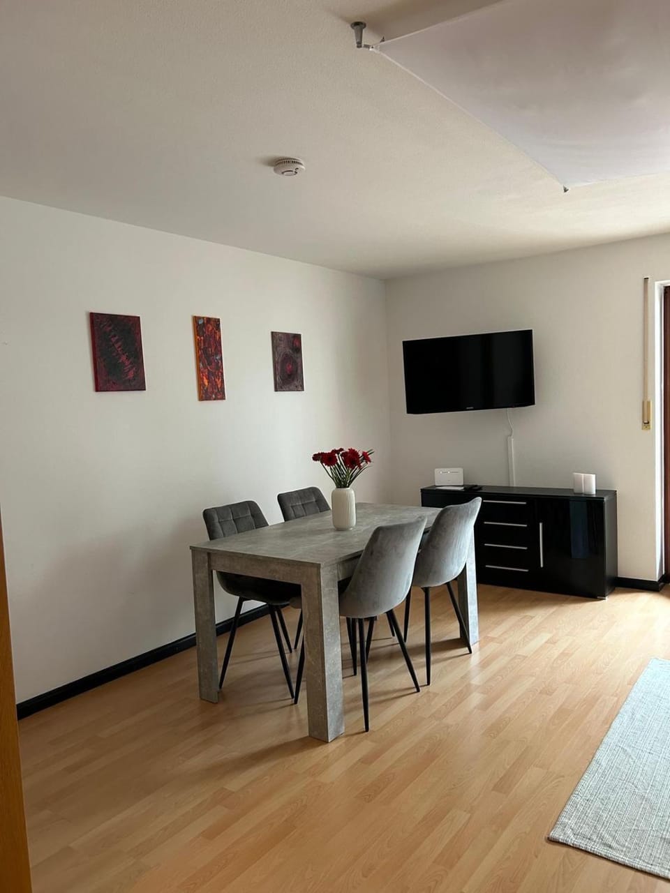 TV and multimedia, Living room, Seating area, Dining area
