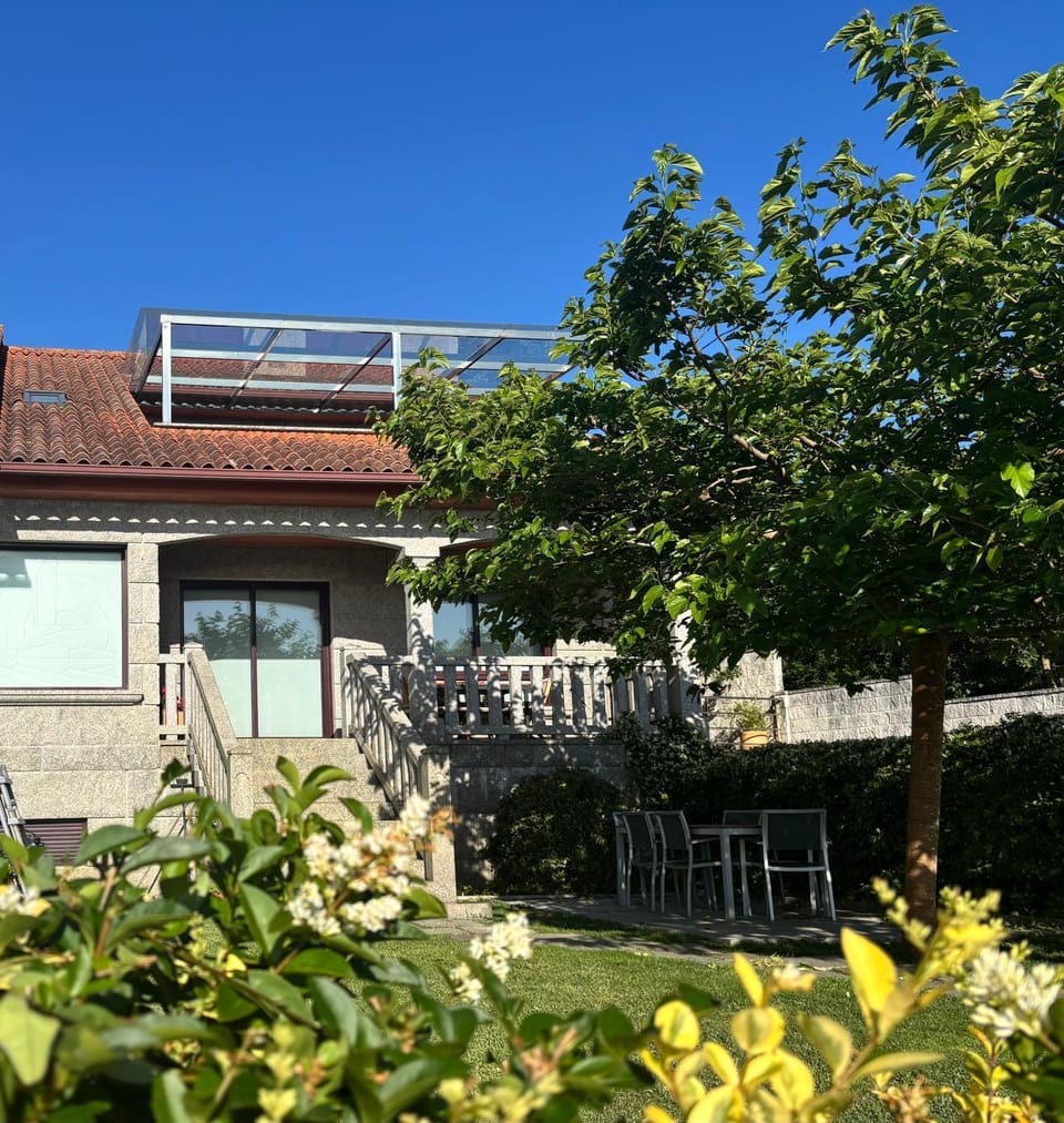 Villa Charneca, jardín y mar House in Galicia