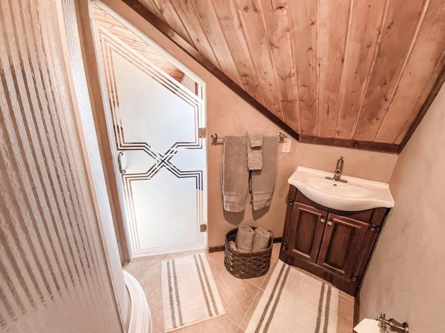 Spectacular Custom Log Cabin with Hot Tub, Epic Views, Fireplace - Moose Tracks Cabin Cabin in Park County