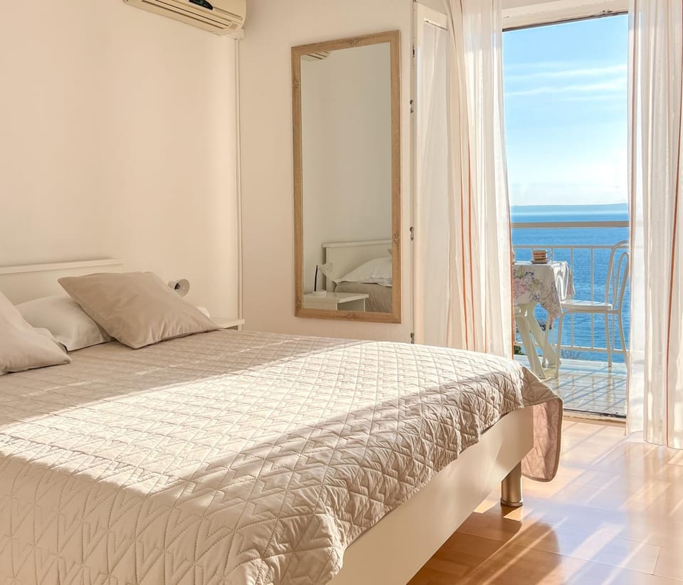 Bed, View (from property/room), Balcony/Terrace, Photo of the whole room, Bedroom, Sea view