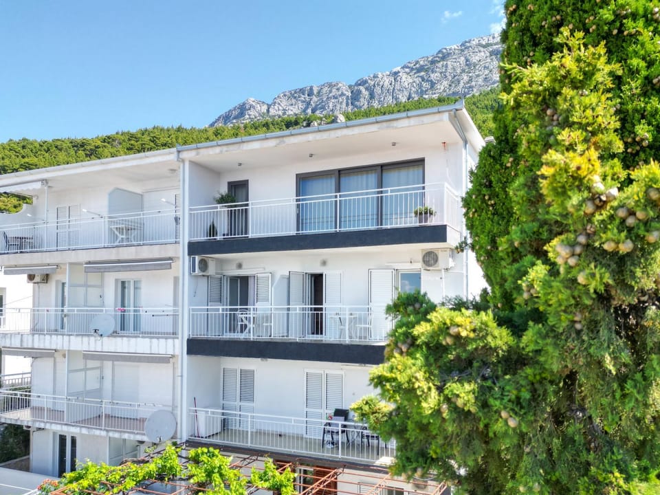 Property building, Spring, Day, Natural landscape, View (from property/room), Balcony/Terrace, Mountain view