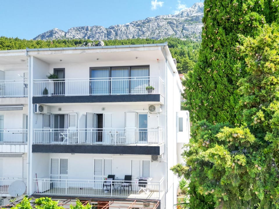 Property building, Spring, Day, Natural landscape, Mountain view