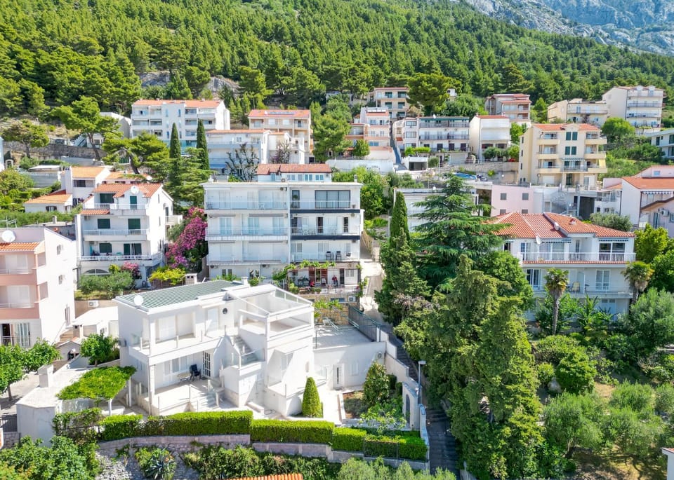 Property building, Nearby landmark, Day, Neighbourhood, Natural landscape, City view, Street view, Location