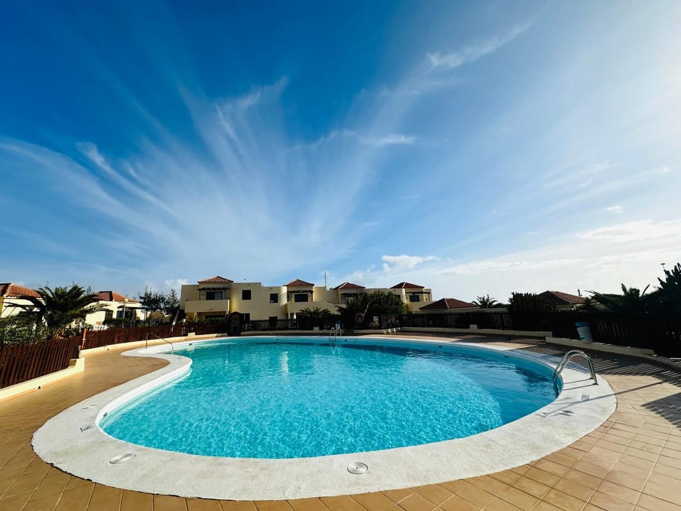 Day, Swimming pool, sunbed