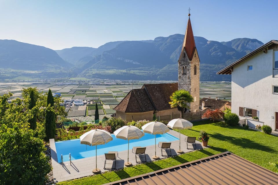 Property building, Balcony/Terrace, Swimming pool