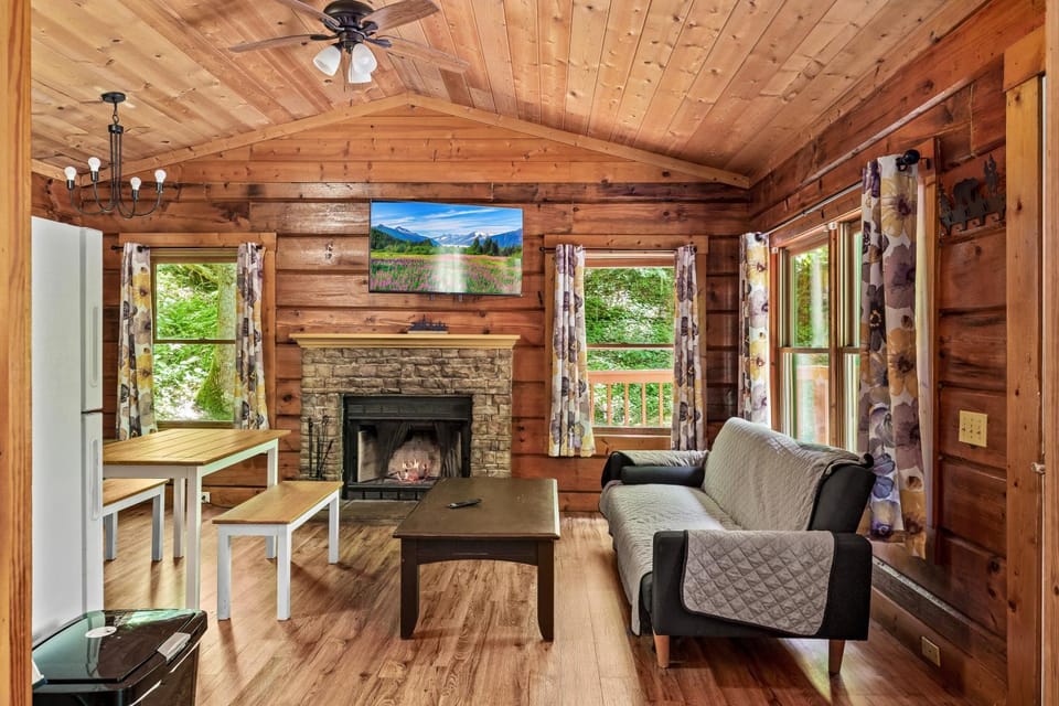 Peaceful End Cabin, Hot Tub, Fireplace Cabin in Pittman Center