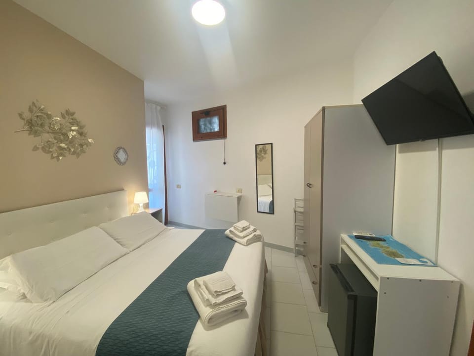 Bed, TV and multimedia, Photo of the whole room, Bedroom, wardrobe, air conditioner