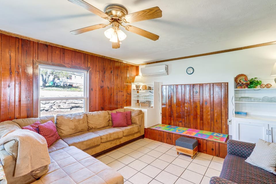 Arkansas Cabin with Deck Less Than 1 Mi to Norfork Lake Cabin in Norfork Lake