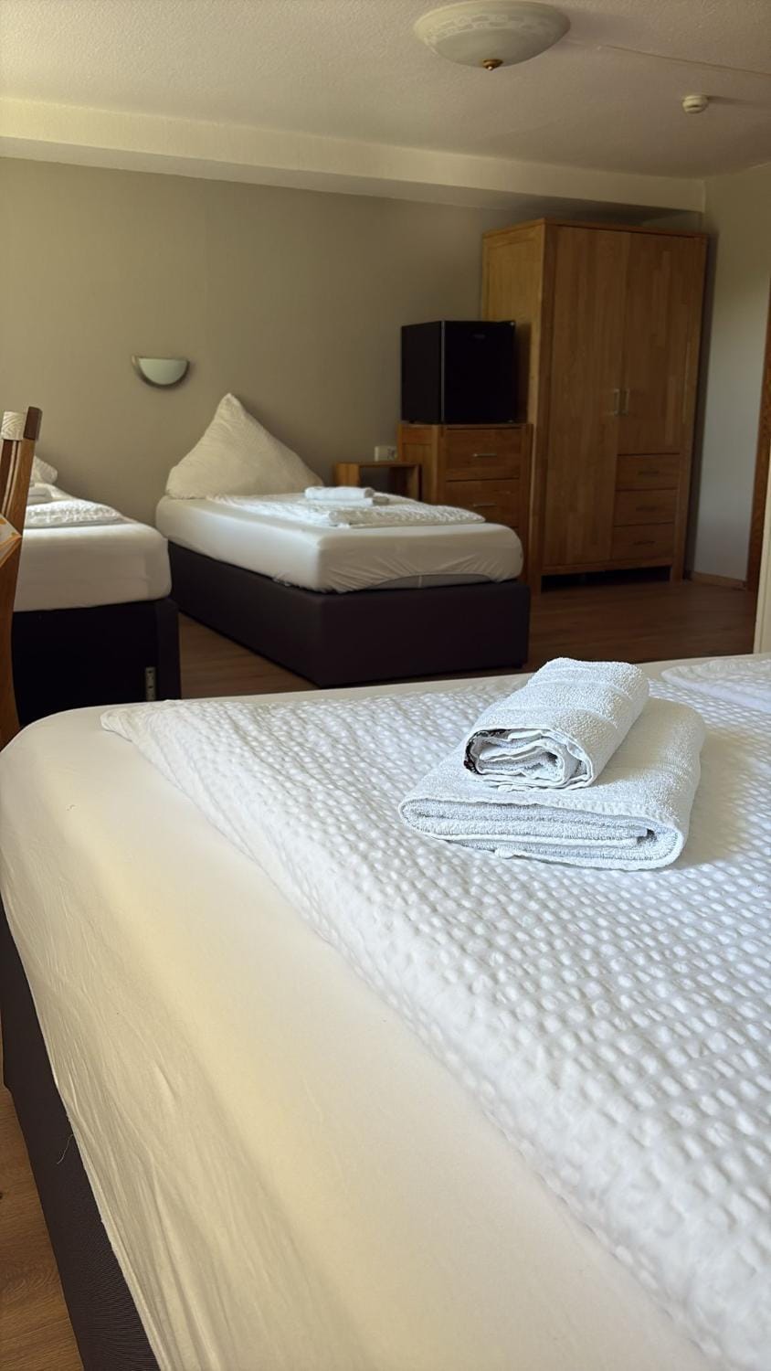 Bed, TV and multimedia, Photo of the whole room, Bedroom, towels