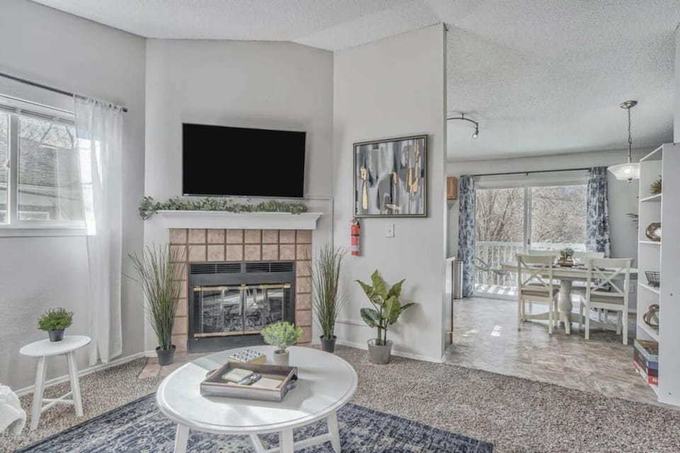 Delightful Home Amazing Location Extended Stay House in Colorado Springs