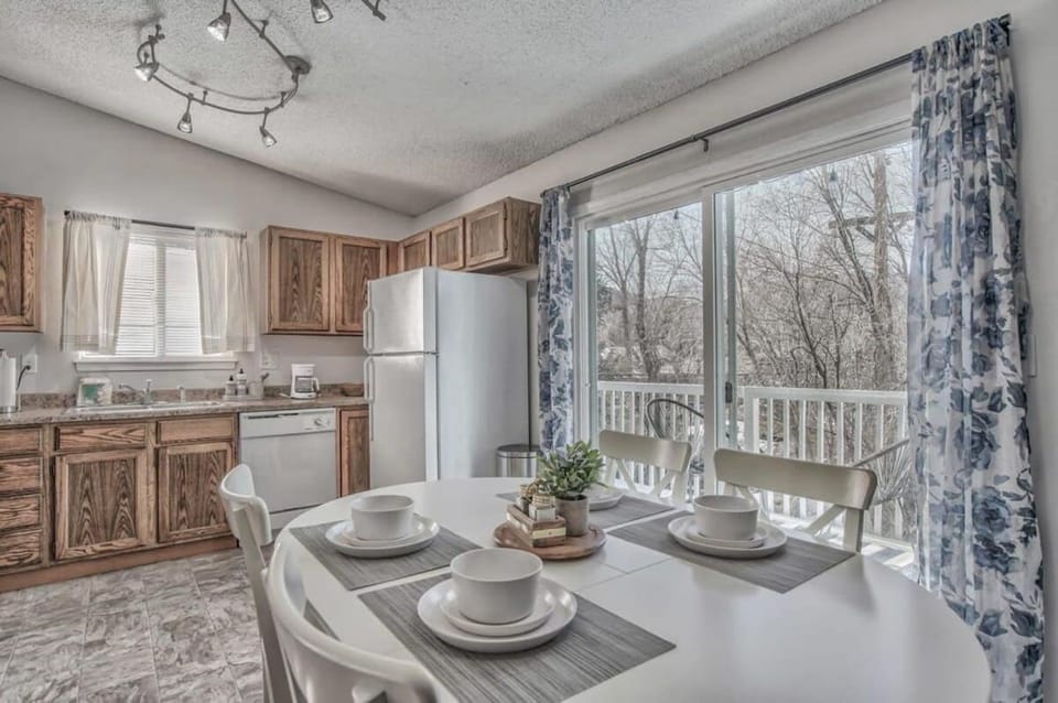 Delightful Home Amazing Location Extended Stay House in Colorado Springs