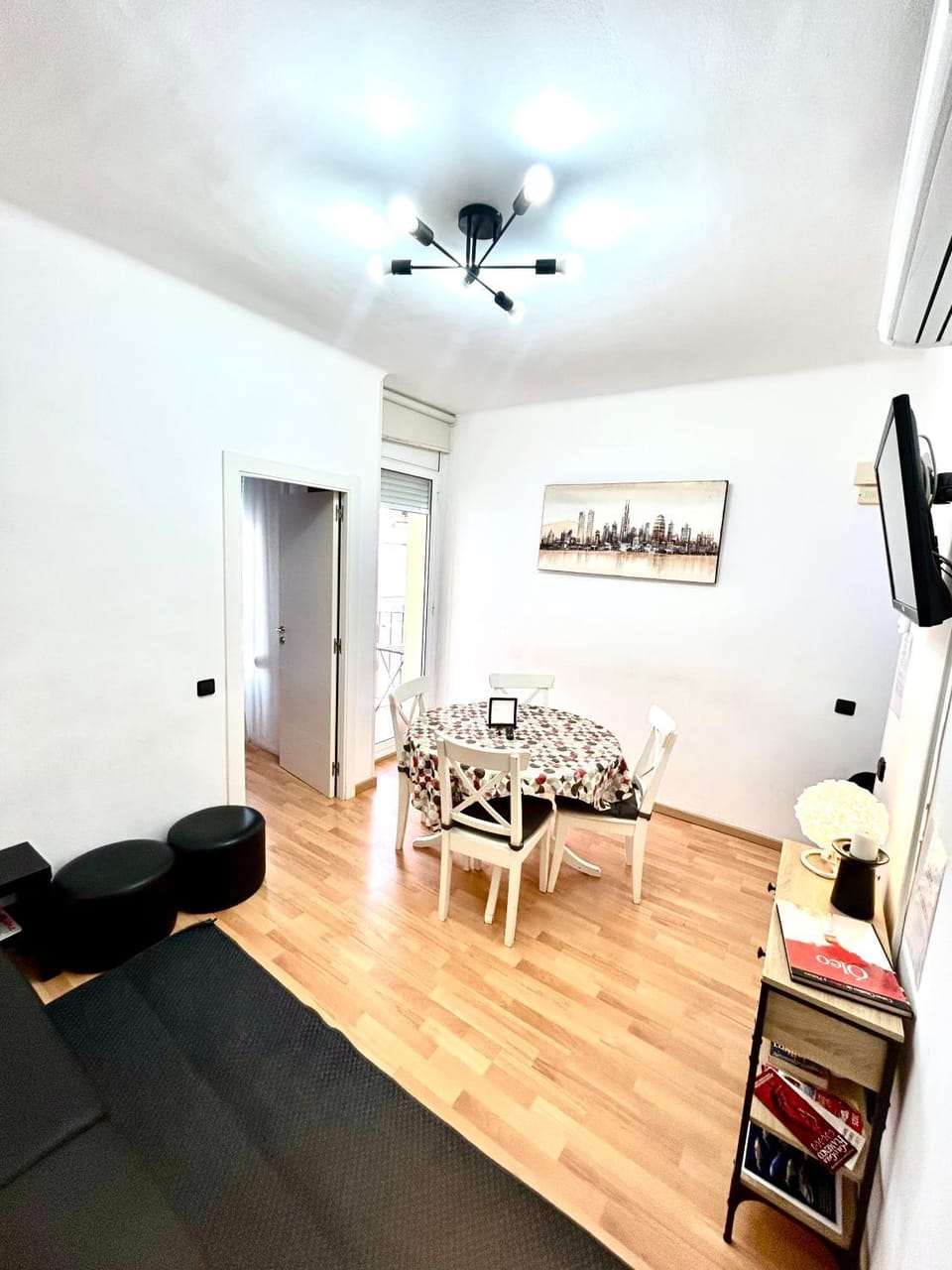 Communal lounge/ TV room, TV and multimedia, Living room, Seating area, Dining area