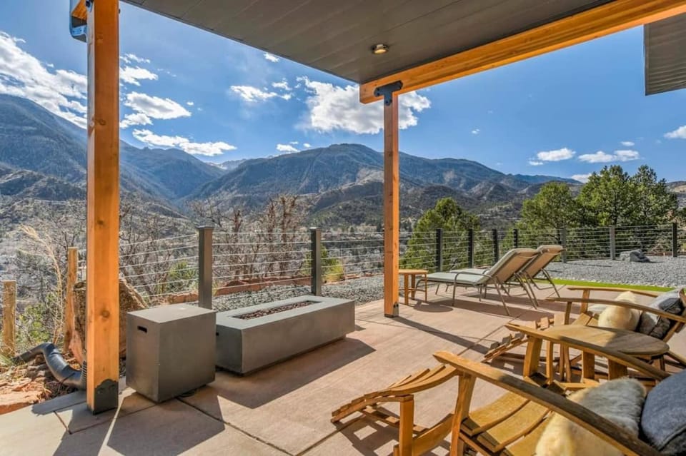 Stunning Views Modern Luxury Hot Tub Sauna House in Manitou Springs