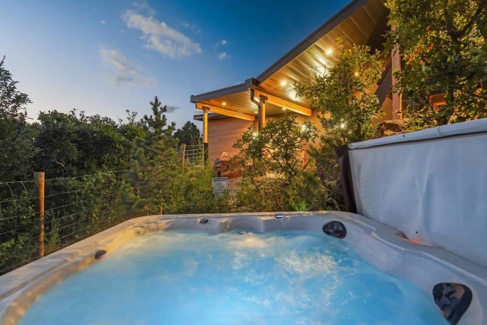 Stunning Views Modern Luxury Hot Tub Sauna House in Manitou Springs