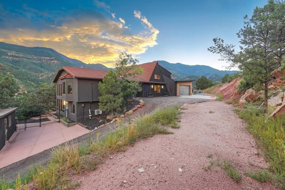 Stunning Views Modern Luxury Hot Tub Sauna House in Manitou Springs