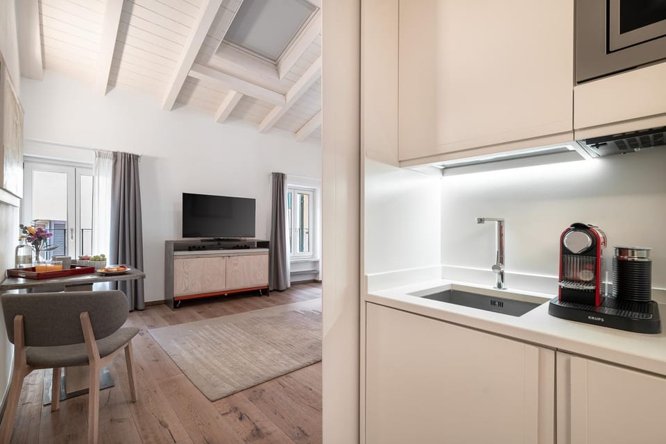 Kitchen or kitchenette, Dining area, stove